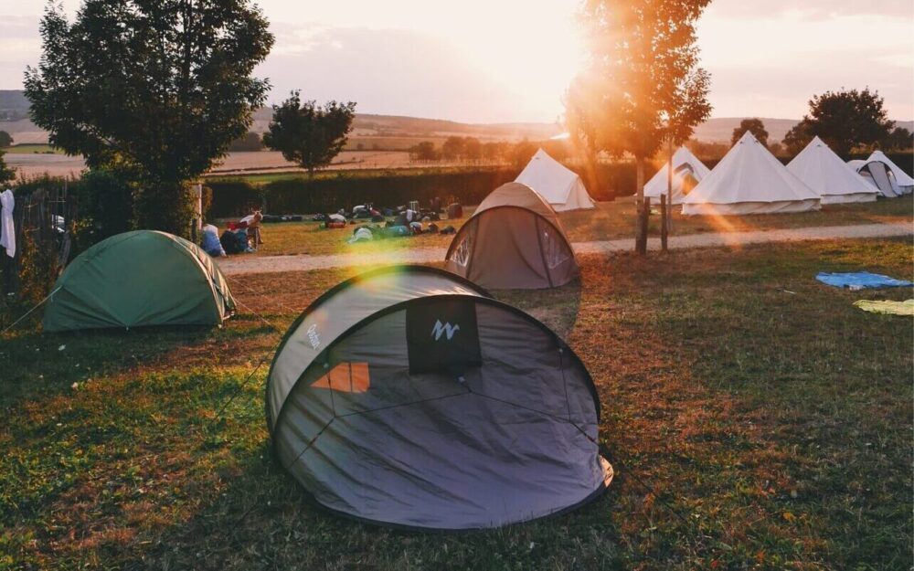 キャンプ場のテント設営状況