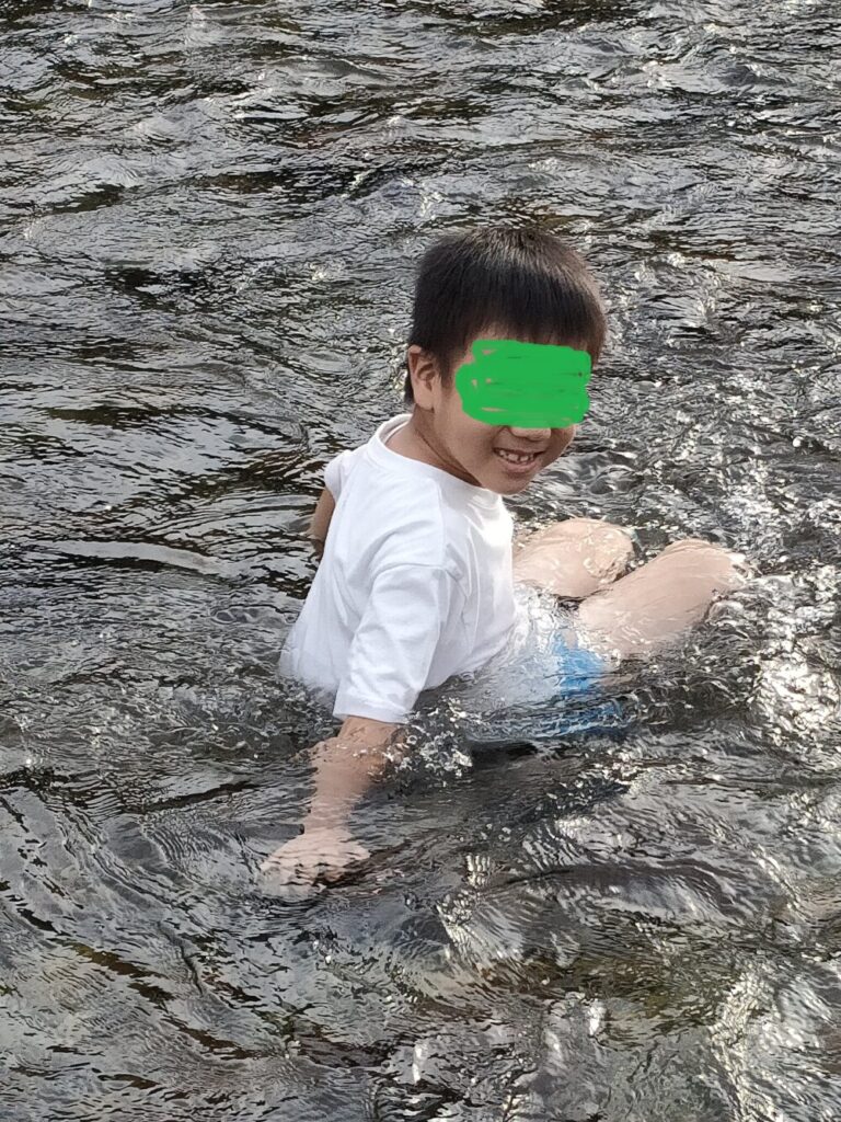息子が川で転んでニッコリ笑顔