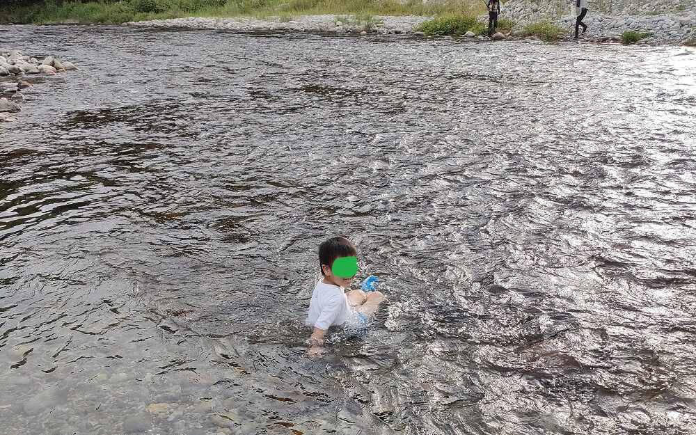 息子が川で転ぶ