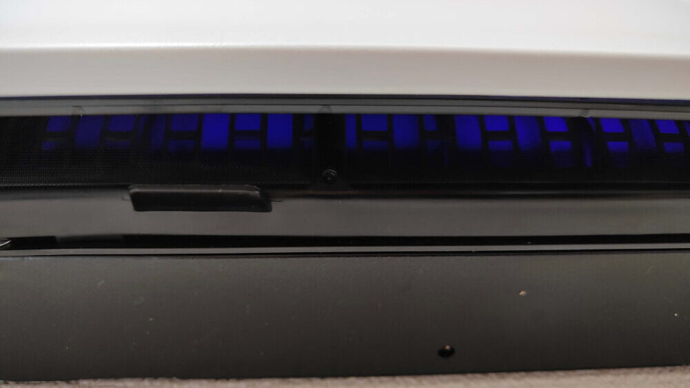カルテックターンドケイKL-W01の光触媒LEDの点灯している様子。青く発光している。